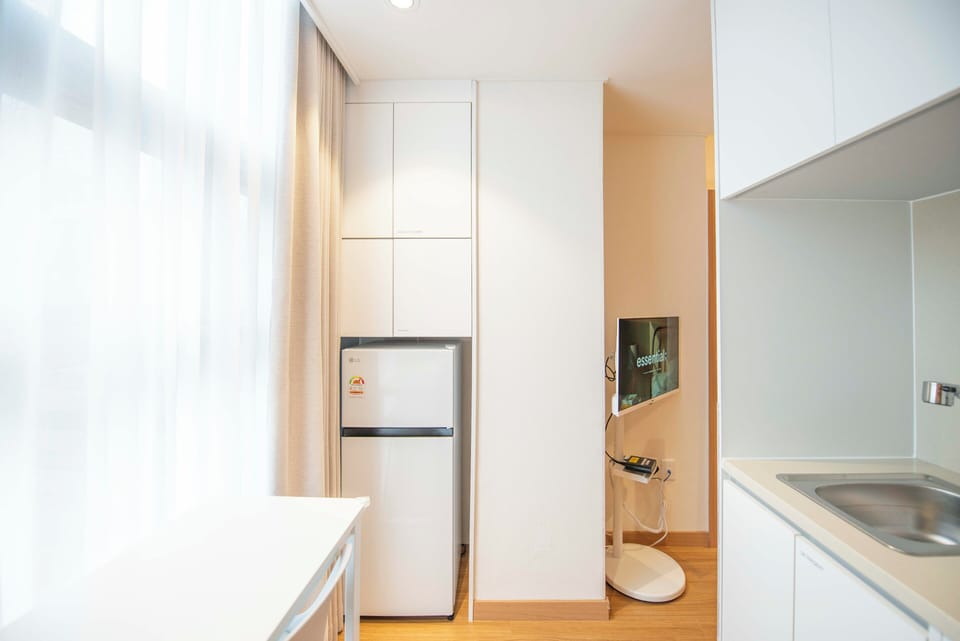 Family Suite A | Private kitchen | Fridge, microwave, highchair, cookware/dishes/utensils