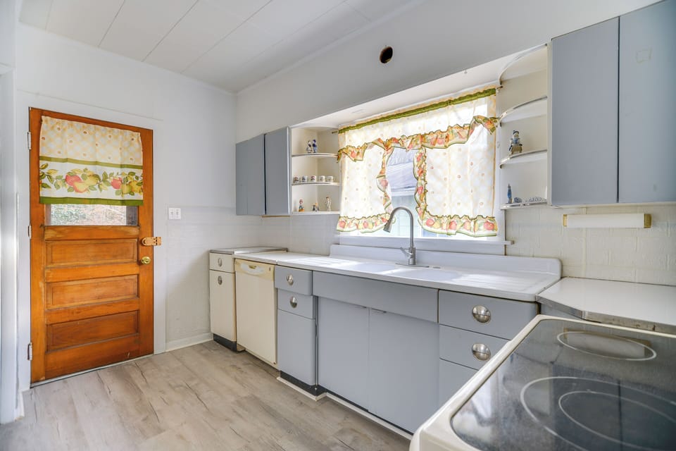 Single-Story Apartment | Cooking Basics | Blender | Toaster