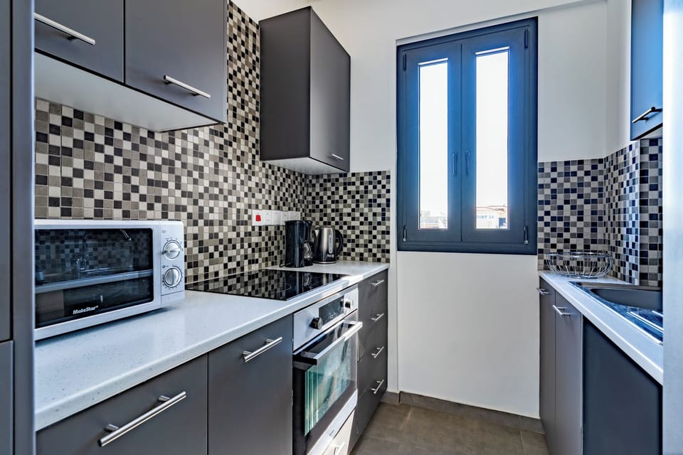 Apartment, City View | Private kitchen | Coffee/tea maker, full-size fridge, microwave, oven