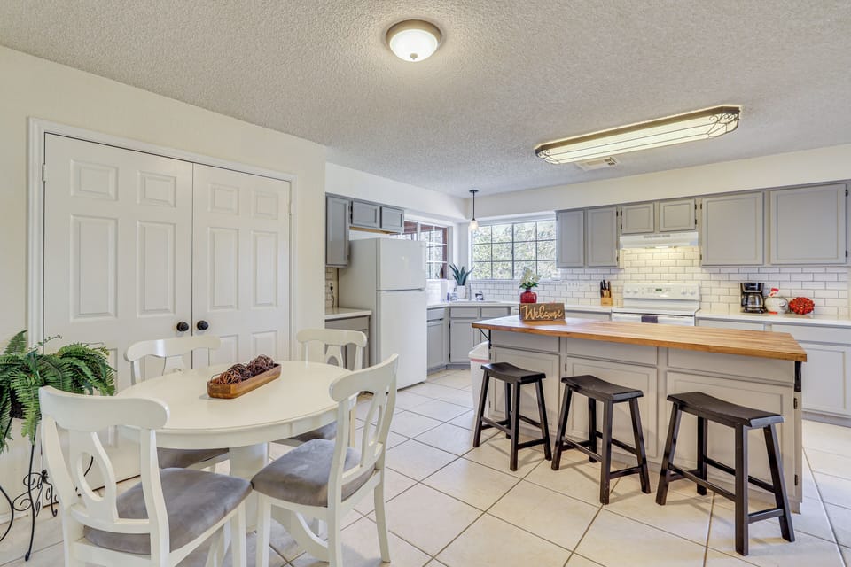 Kitchen & Dining Area | Island Seating