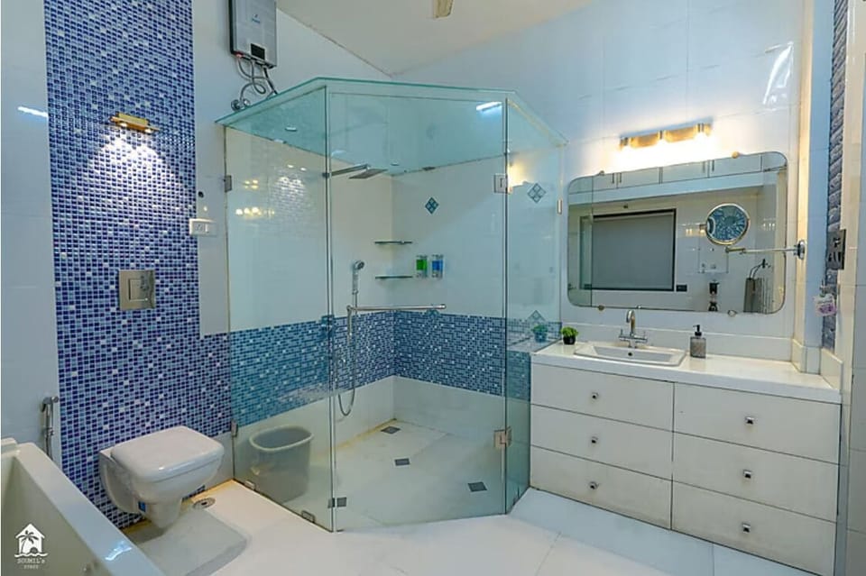 Deluxe Villa | Bathroom | Shower, hair dryer, soap, shampoo