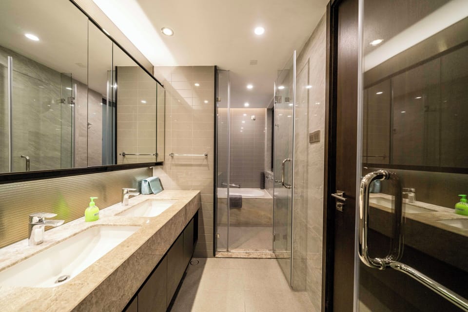 Superior Apartment, 2 Bedrooms, Balcony, City View | Bathroom | Free toiletries, hair dryer, slippers, towels