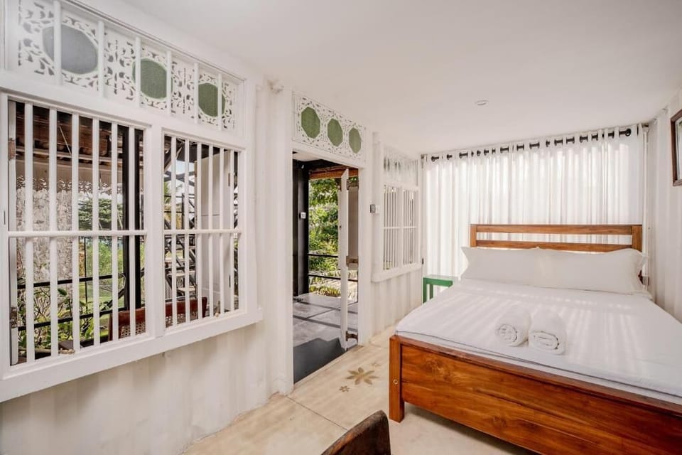 Double Room, Private Bathroom | Desk, free WiFi