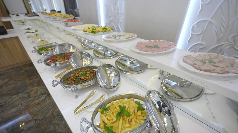 Standard Double or Twin Room, City View | Restaurant