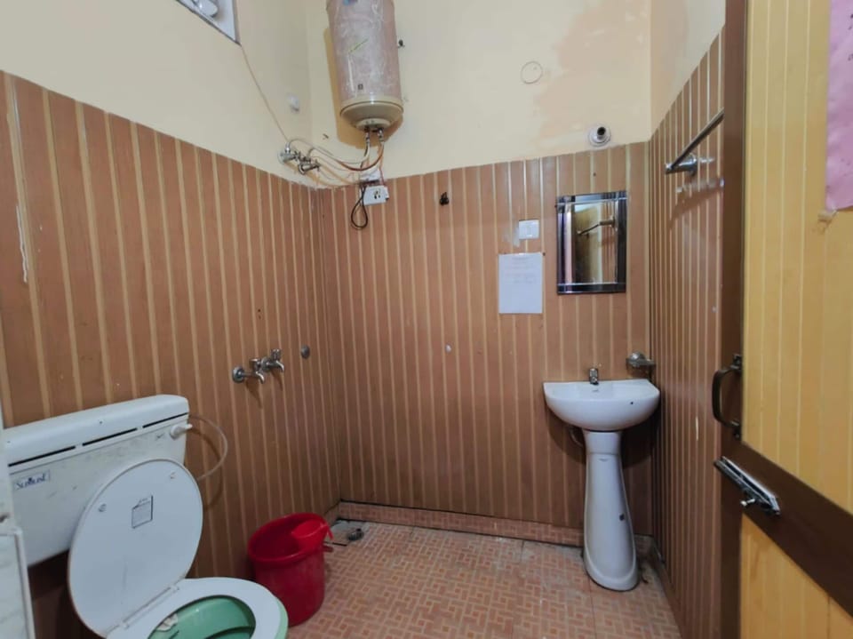 Deluxe Double Room, Mountain View | Bathroom | Shower, free toiletries, towels