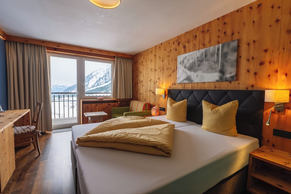 Standard Double Room, 1 Queen Bed, Balcony | Premium bedding, minibar, in-room safe, laptop workspace