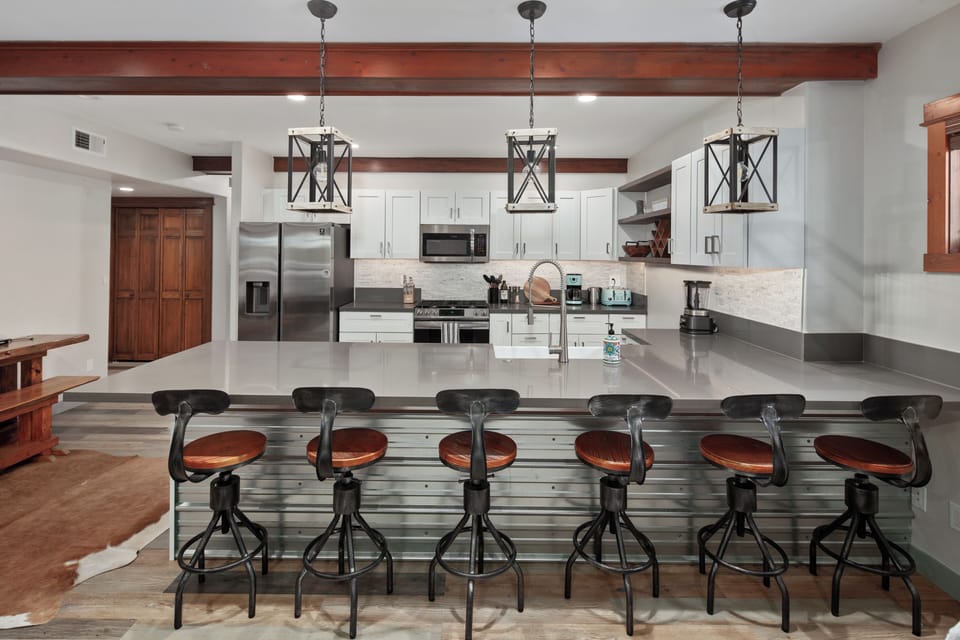 Unwind and relive the magic of your Montana adventures at our 6-seater island. Our fully stocked kitchen awaits, ready to fulfill all your culinary desires. Create lasting memories as you cook and reminisce about your day's adventures