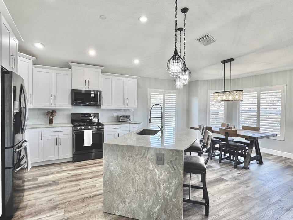 Kitchen w/ Island & Dining Area