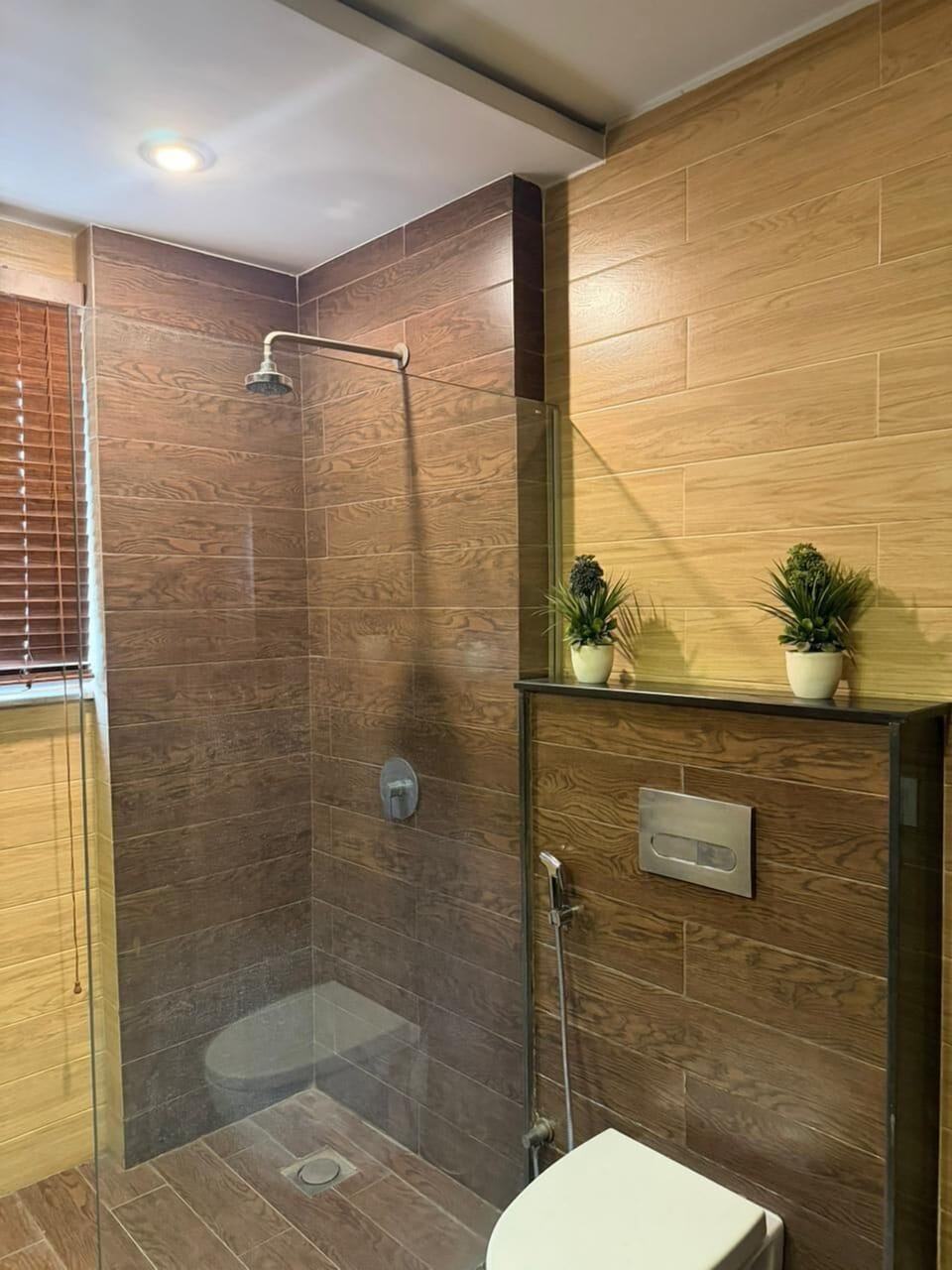 Classic Apartment | Bathroom | Shower, slippers, towels, soap