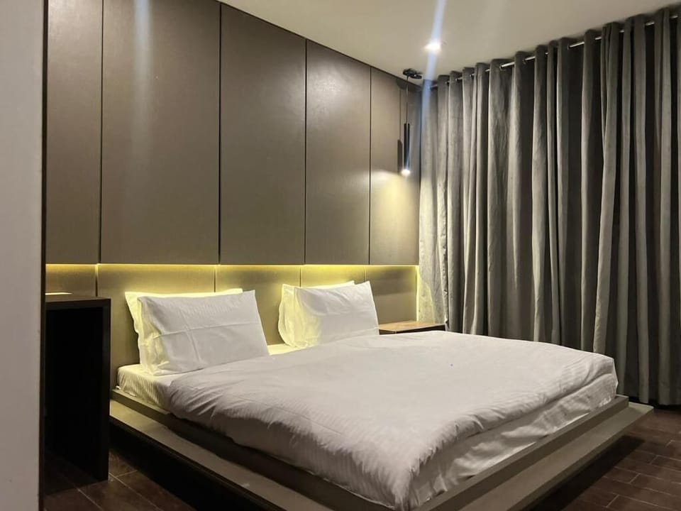 Classic Apartment | Desk, laptop workspace, soundproofing, free WiFi