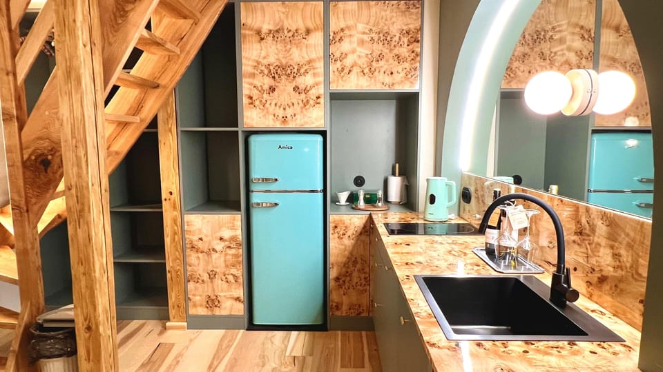 Deluxe Penthouse, Courtyard View | Private kitchen | Highchair