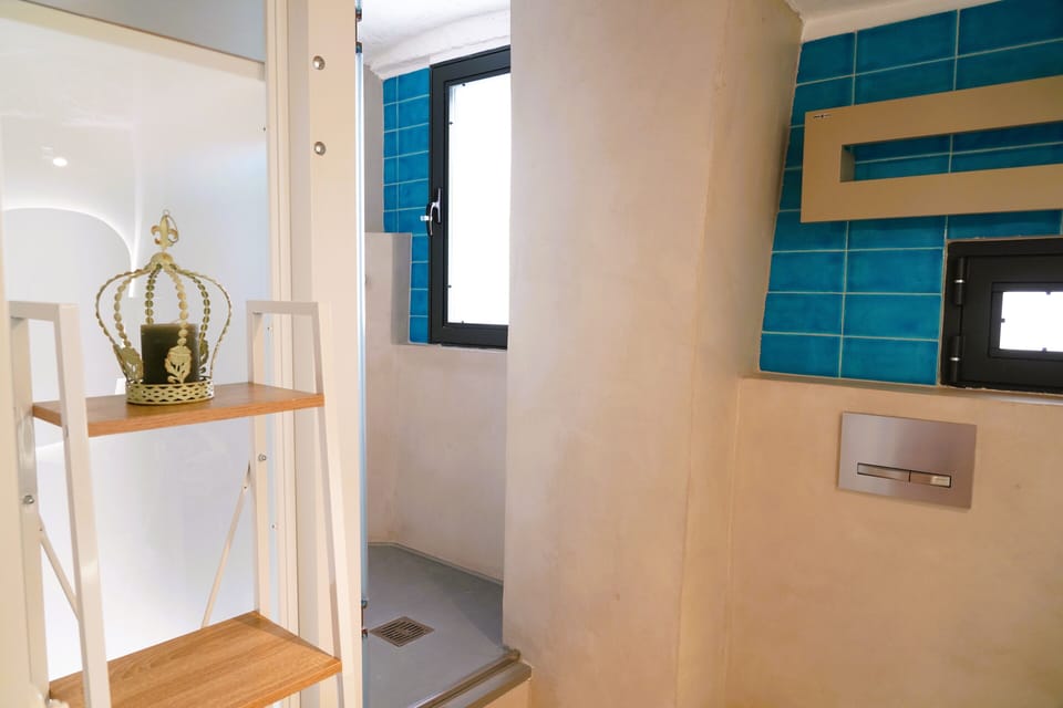 Panoramic House, Sea View | Bathroom | Shower, free toiletries, hair dryer, towels