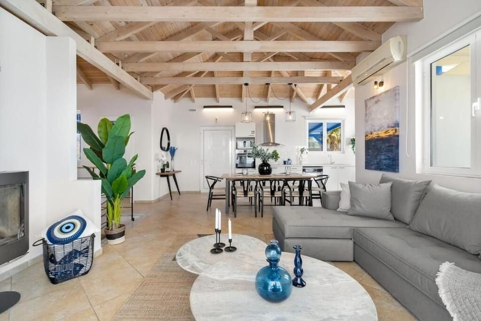 Deluxe Villa, Sea View | Living area | 50-inch Smart TV with digital channels, fireplace, Netflix