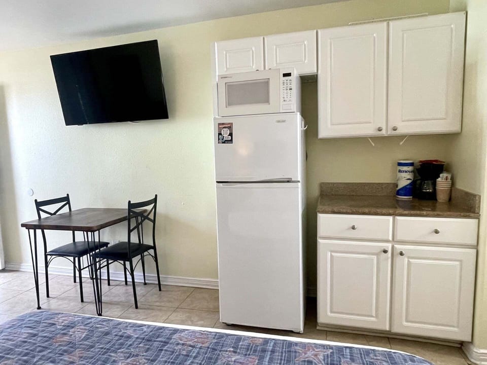Condo, 1 Bedroom | Private kitchen