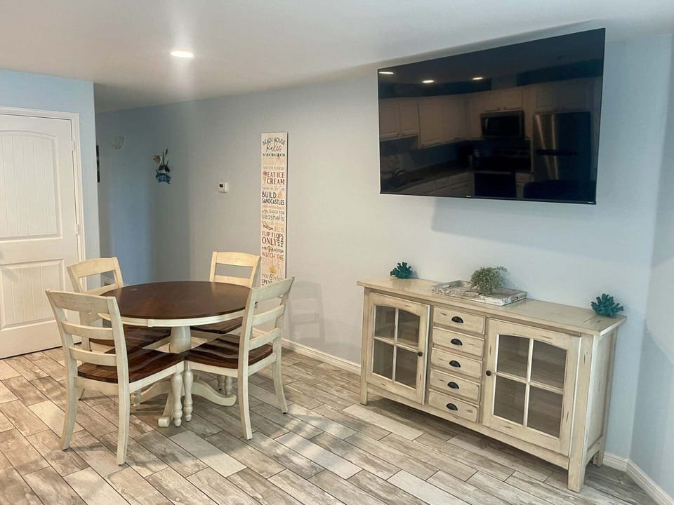 Condo, 1 Bedroom | Dining