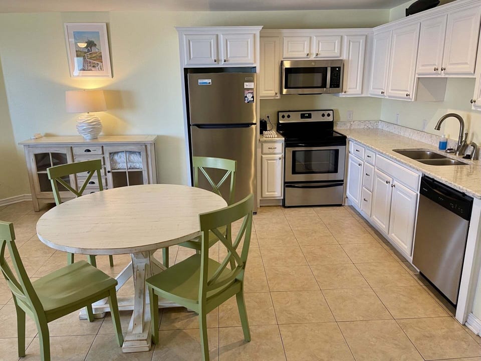 Condo, 1 Bedroom | Private kitchen | Fridge, oven