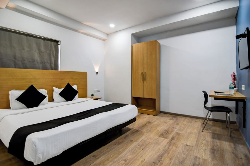 Deluxe Double Room | In-room safe, desk, laptop workspace, blackout drapes