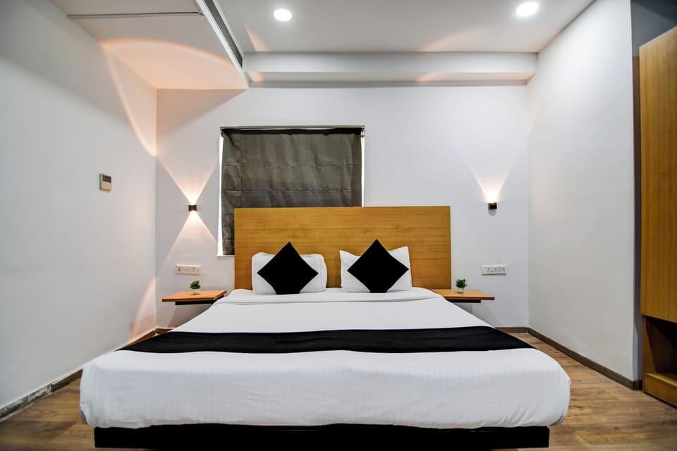 Deluxe Double Room | In-room safe, desk, laptop workspace, blackout drapes