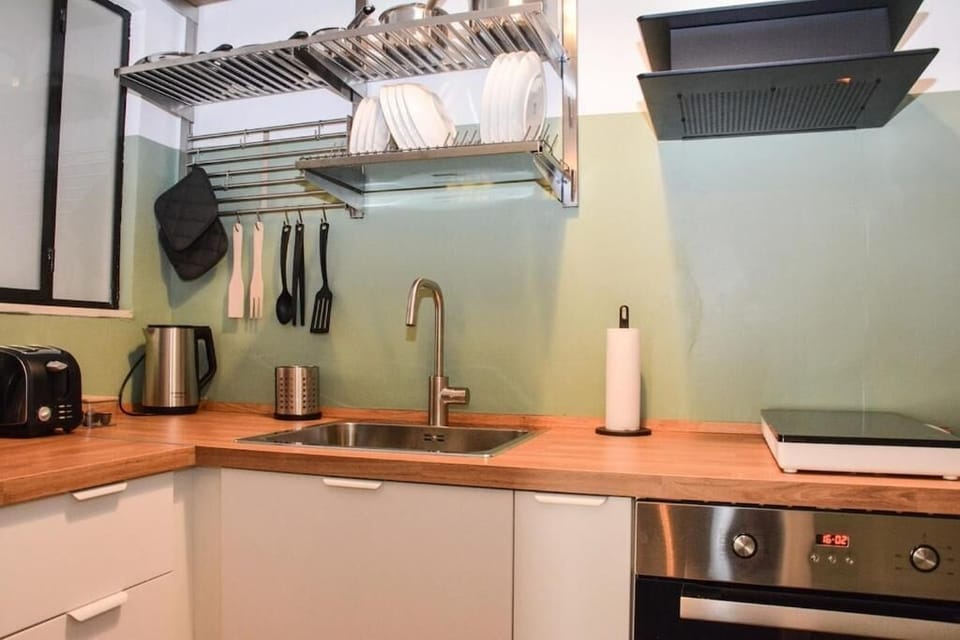 Apartment, 1 Bedroom | Private kitchen | Cleaning supplies, freezer