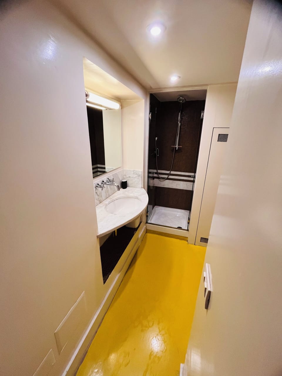 Deluxe Apartment | Bathroom