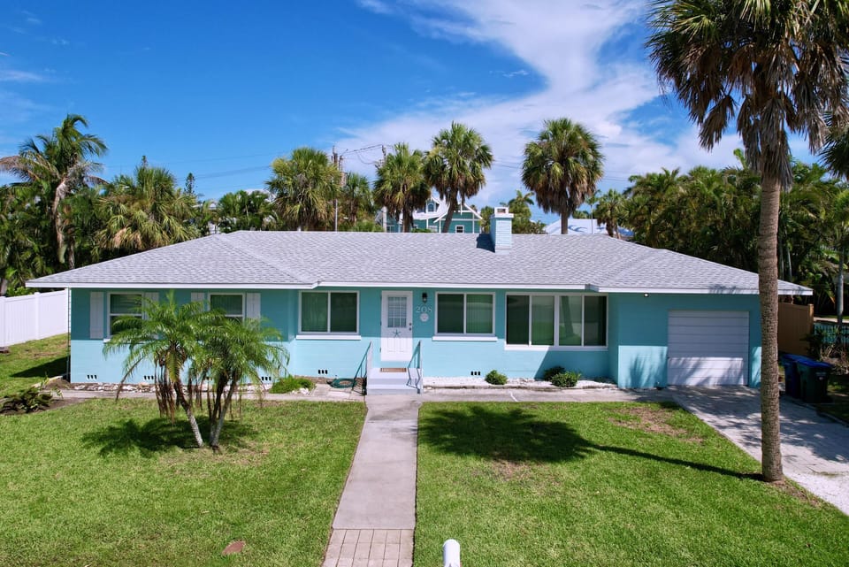 Welcome to Sand Dollar just 2 short blocks to the beach!