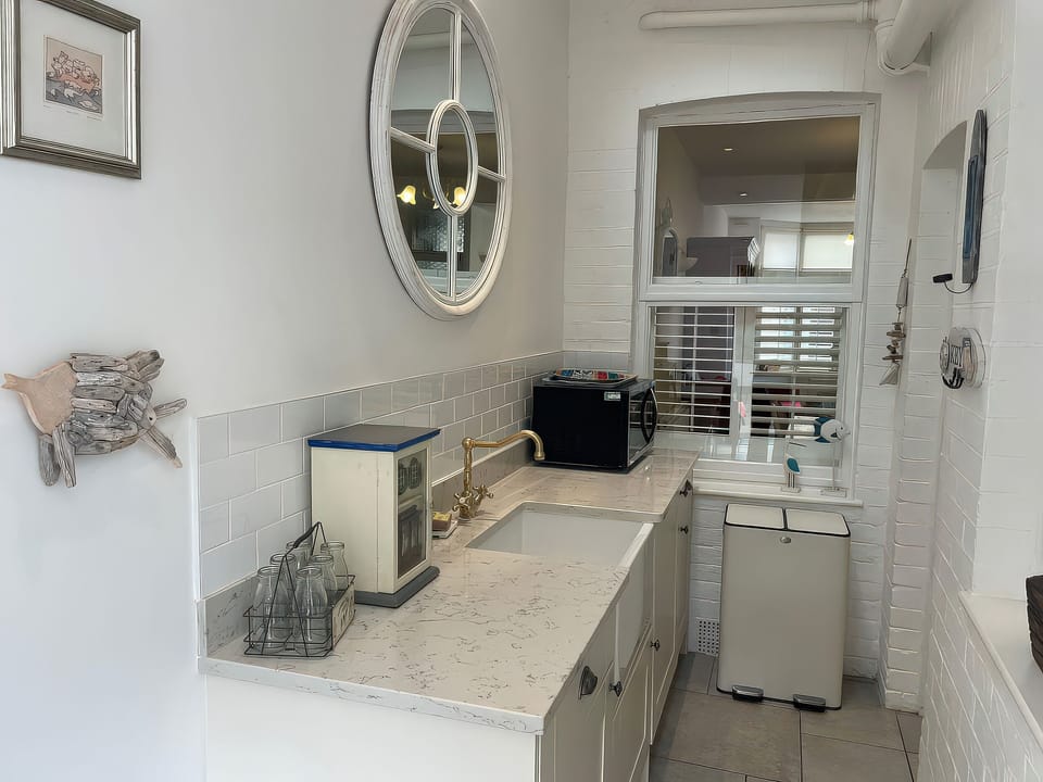 Fridge, microwave, dishwasher, cookware/dishes/utensils