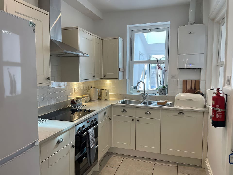 Fridge, microwave, dishwasher, cookware/dishes/utensils