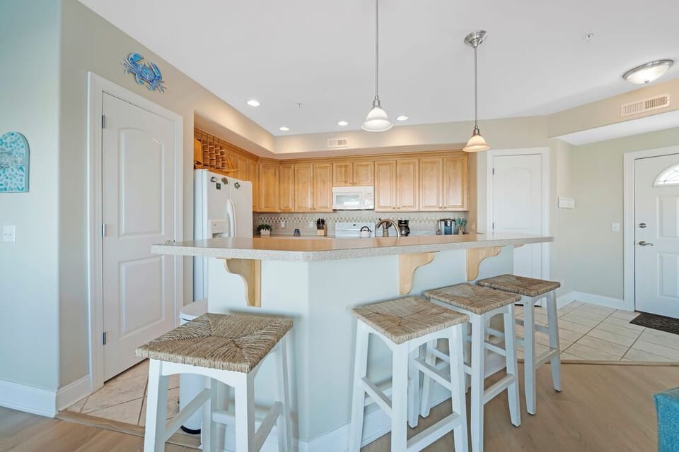 Grab a quick bite at the Breakfast Bar before hitting the beach, or taking a dip in the Outdoor Pool.