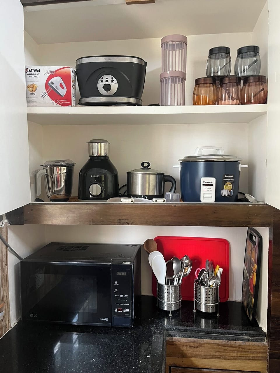 Family Apartment, 2 Bedrooms, Non Smoking, Balcony | Private kitchen | Full-size fridge, microwave, stovetop, electric kettle
