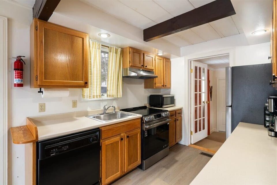 Fully equipped kitchen, dishwasher, stove, microwave, keurig, toaster, blender