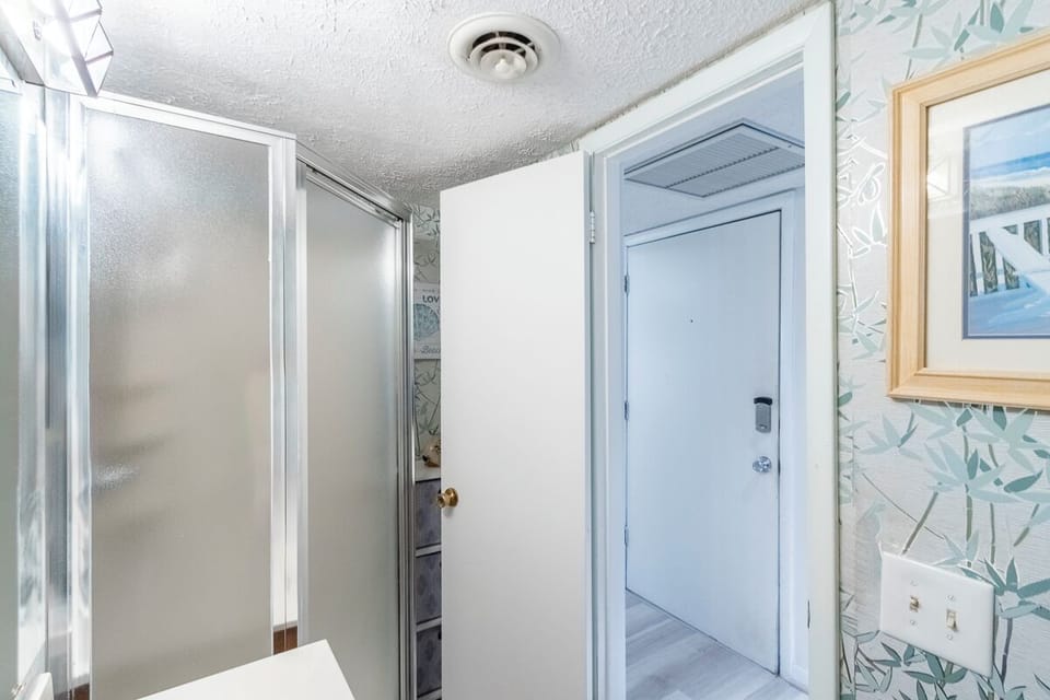 Full Hall Bath