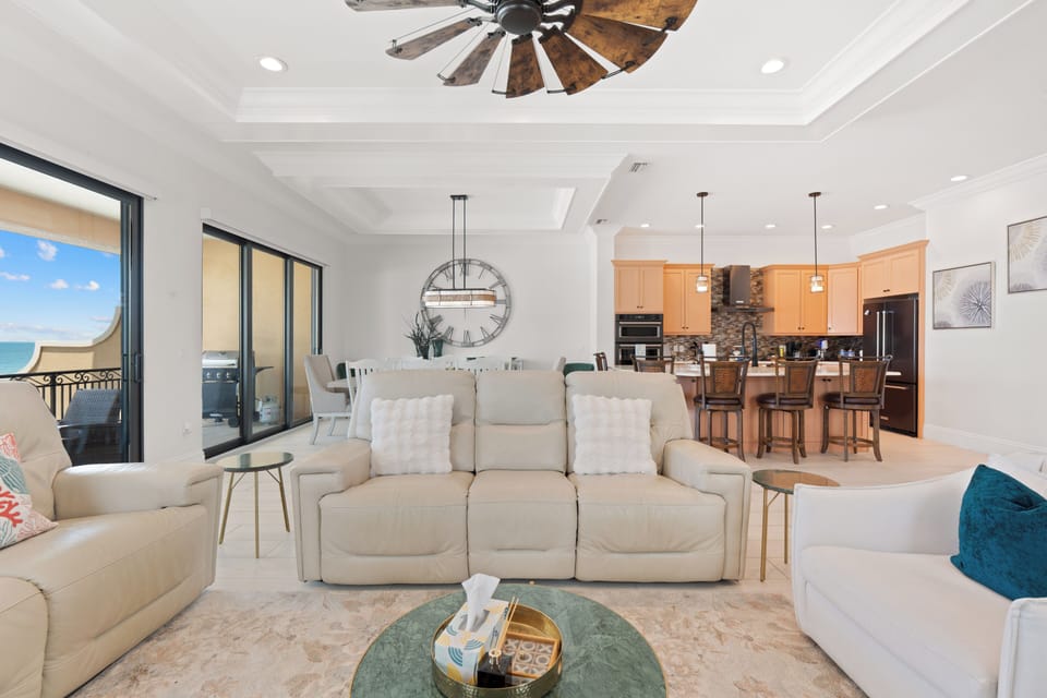 Lovley open floor plan to chat and hang with everyone.