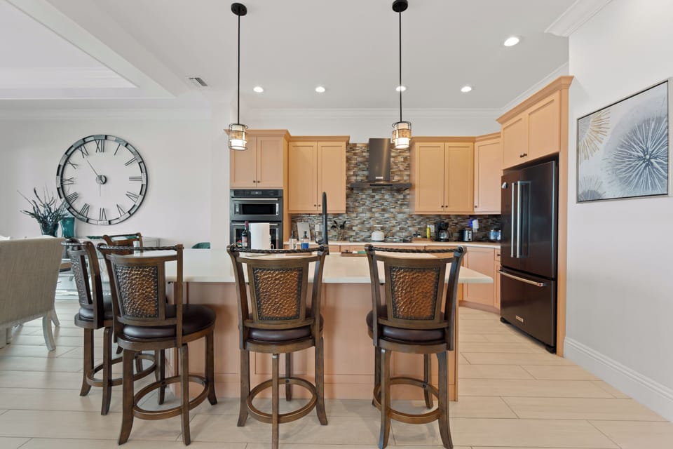 Lovley kitchen with plenty of bar stool chairs!
