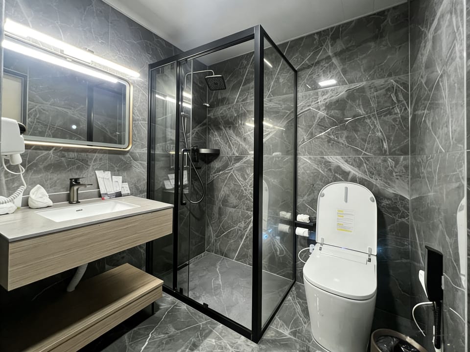 Luxury Room, Balcony, City View | Bathroom | Hair dryer, bathrobes, slippers, towels