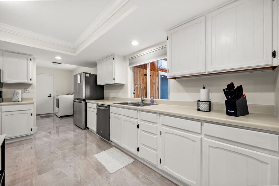 Kitchen, equipped with everything you need to cook.