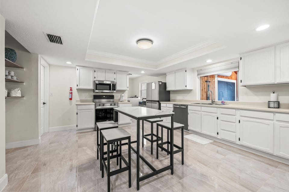 Kitchen, equipped with everything you need to cook. 