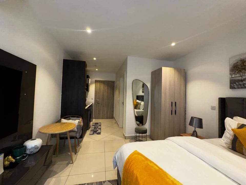 Deluxe Studio Suite, City View | Blackout drapes, soundproofing, iron/ironing board, WiFi (free)