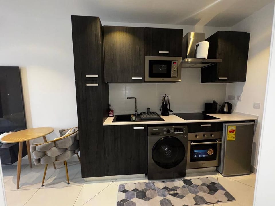 Deluxe Studio Suite, City View | Private kitchen | Fridge, microwave, oven, stovetop
