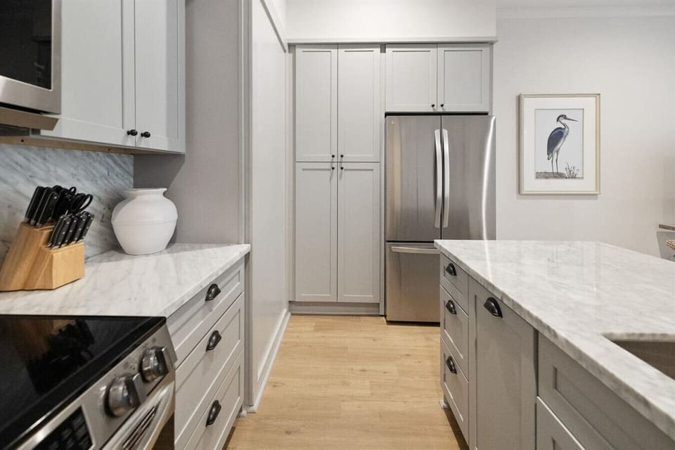 Fully equipped kitchen for cooking and dining in