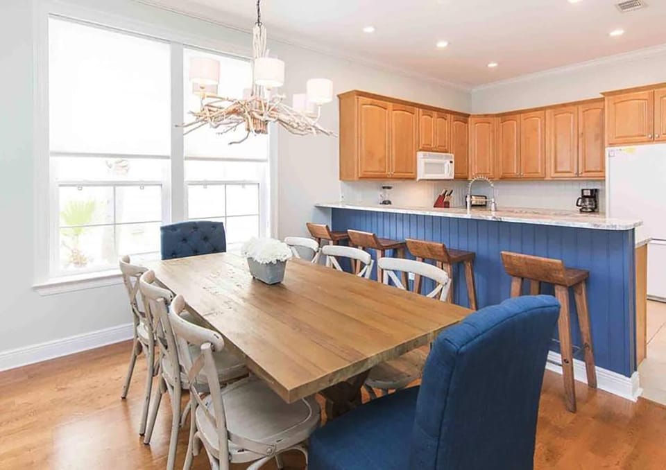 House, Multiple Beds (Rise and Shine) | Dining