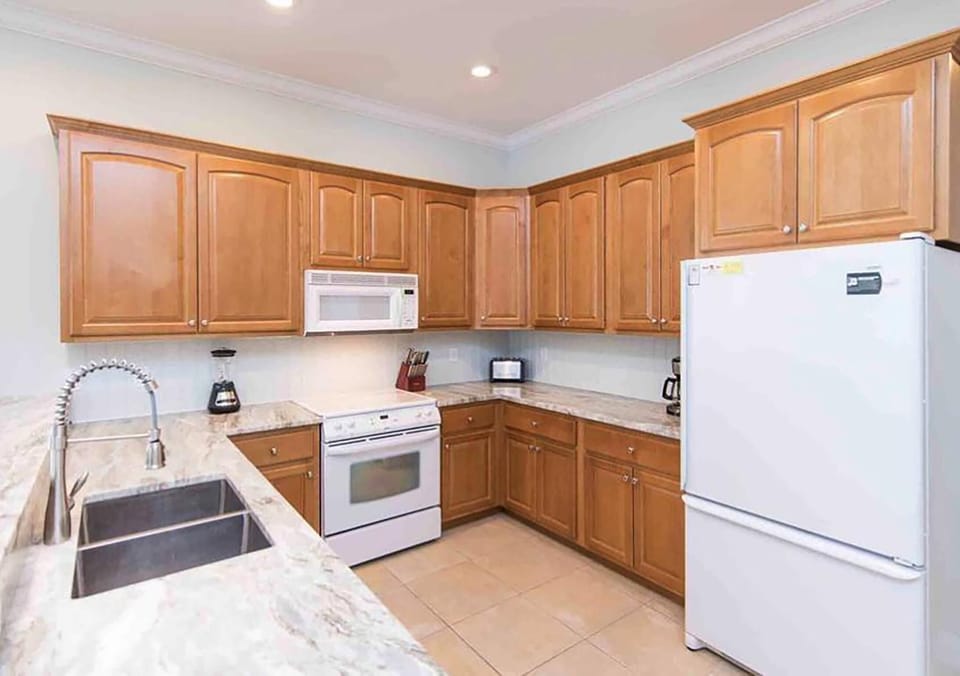 House, Multiple Beds (Rise and Shine) | Private kitchen | Oven, toaster