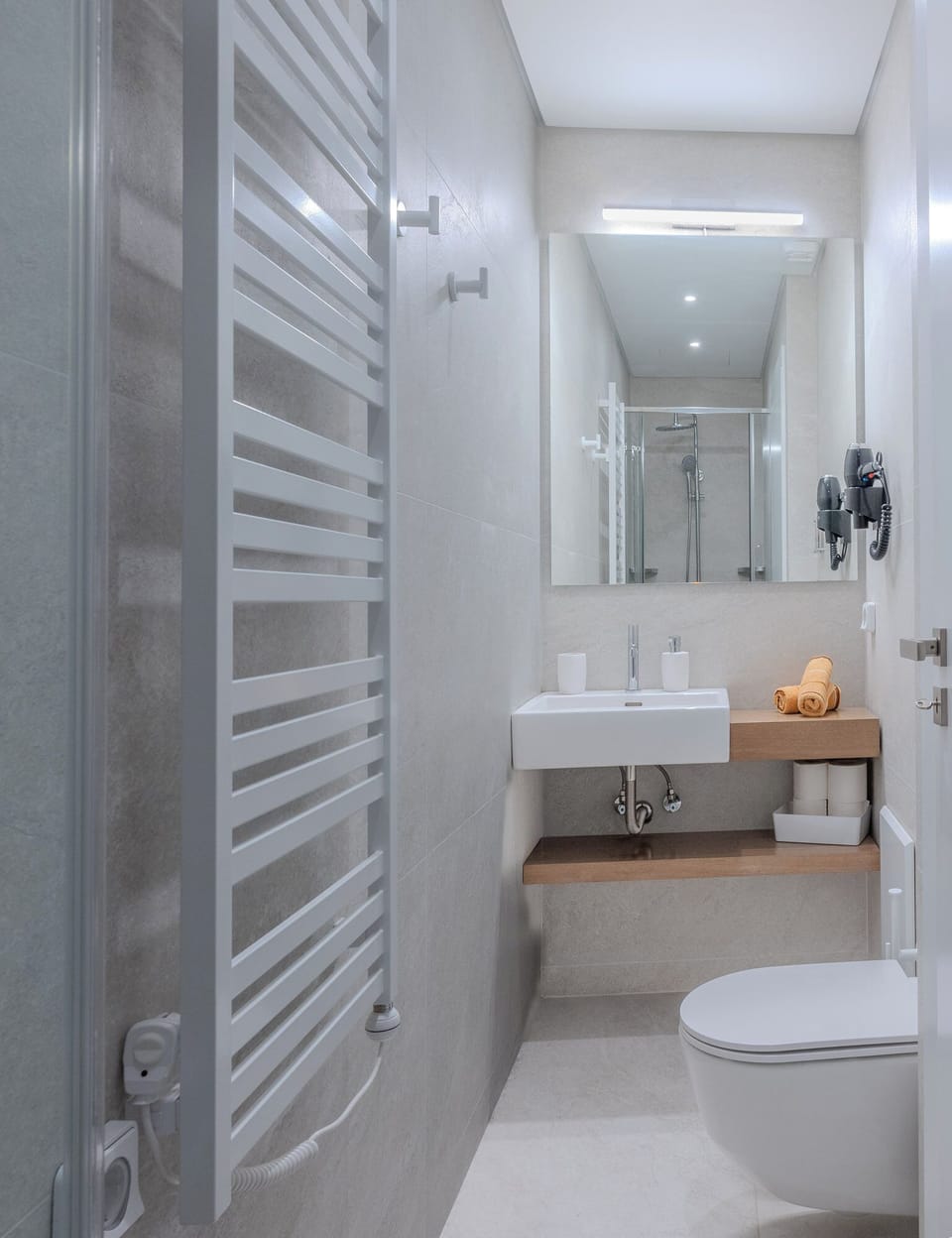 Superior Triple Room | Bathroom | Shower, free toiletries, hair dryer, towels