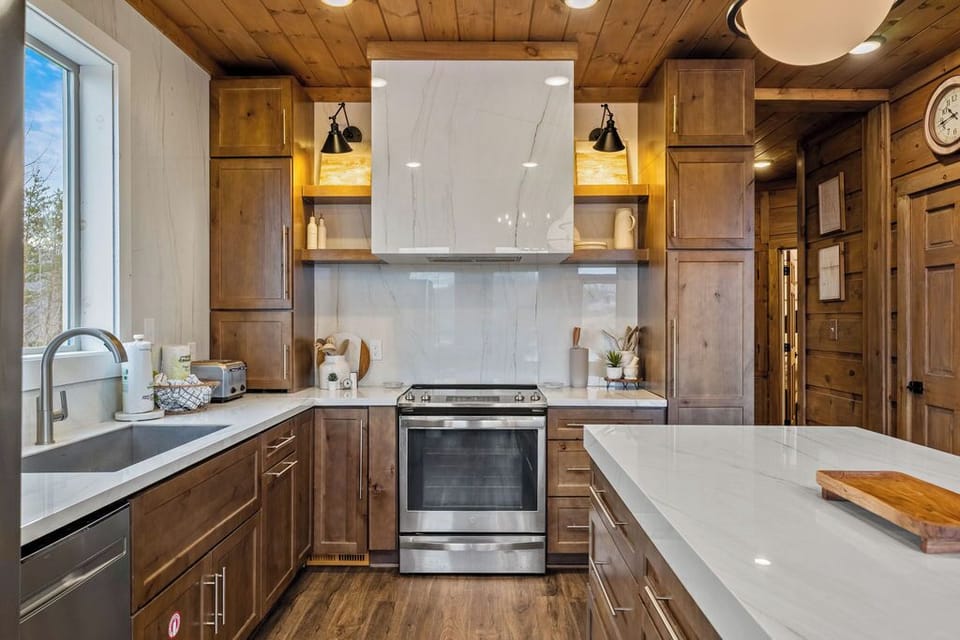 A stunning kitchen designed for effortless cooking and entertaining.