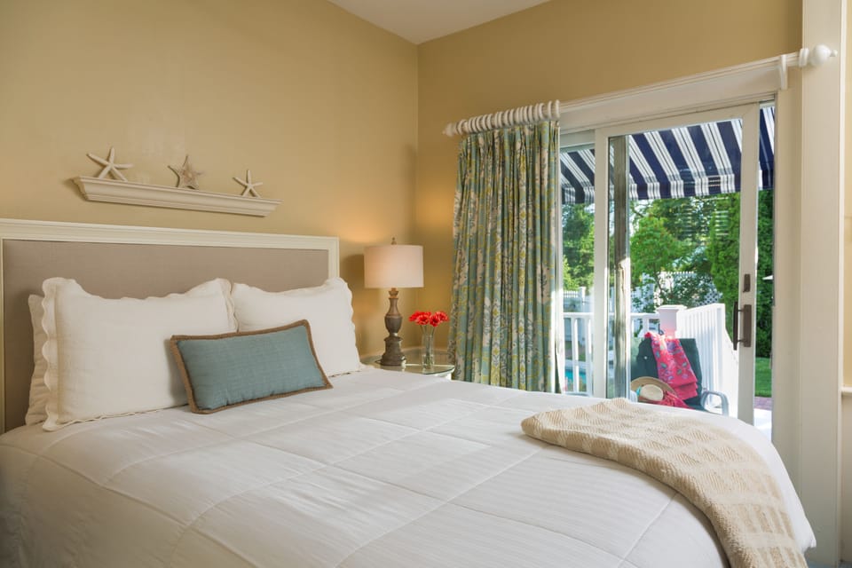 Queen Room  | Premium bedding, in-room safe, iron/ironing board, free WiFi