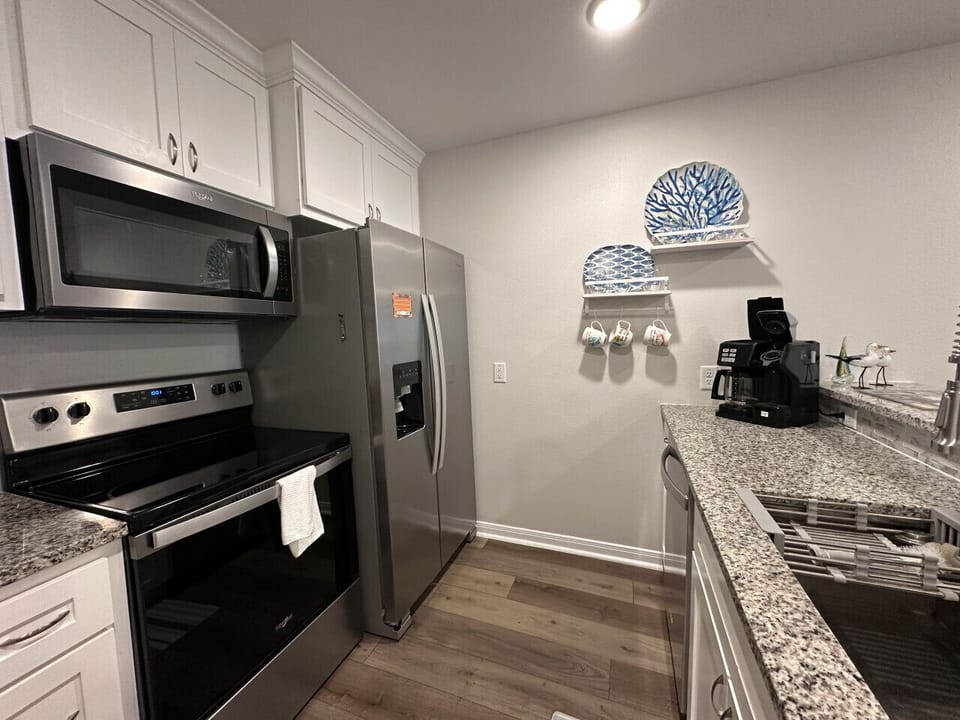 Modern kitchen with full-size appliances 🍳✨
