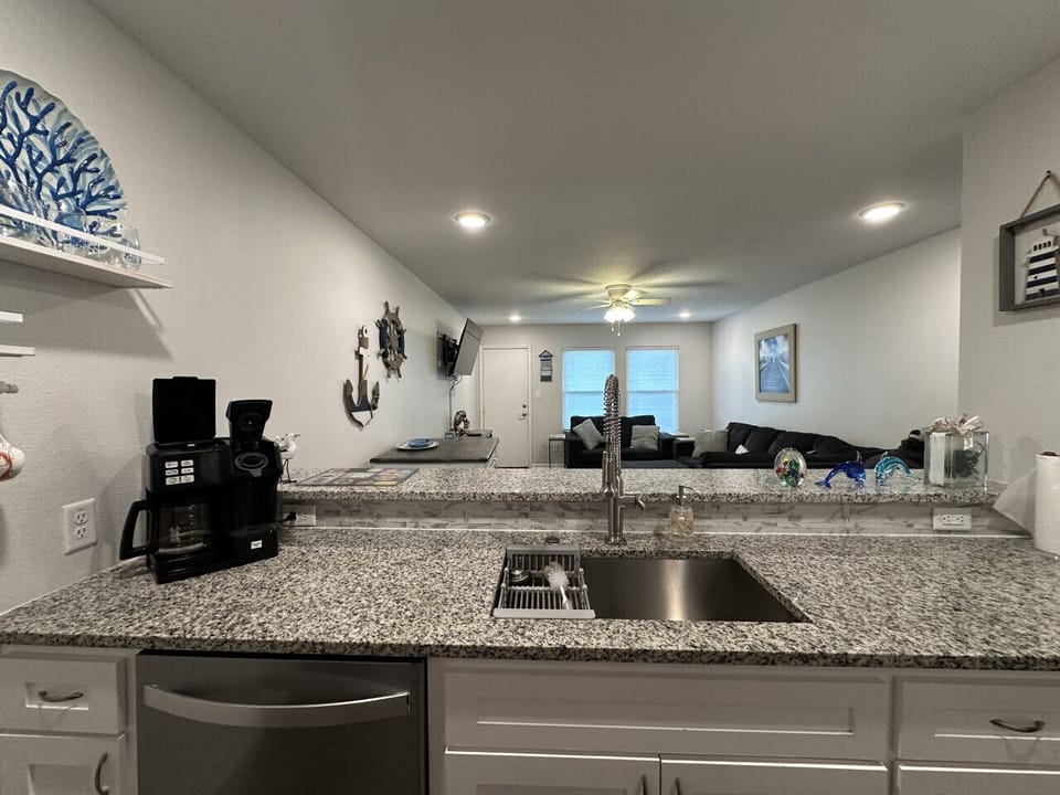 Open living space with full kitchen 🍳🏡