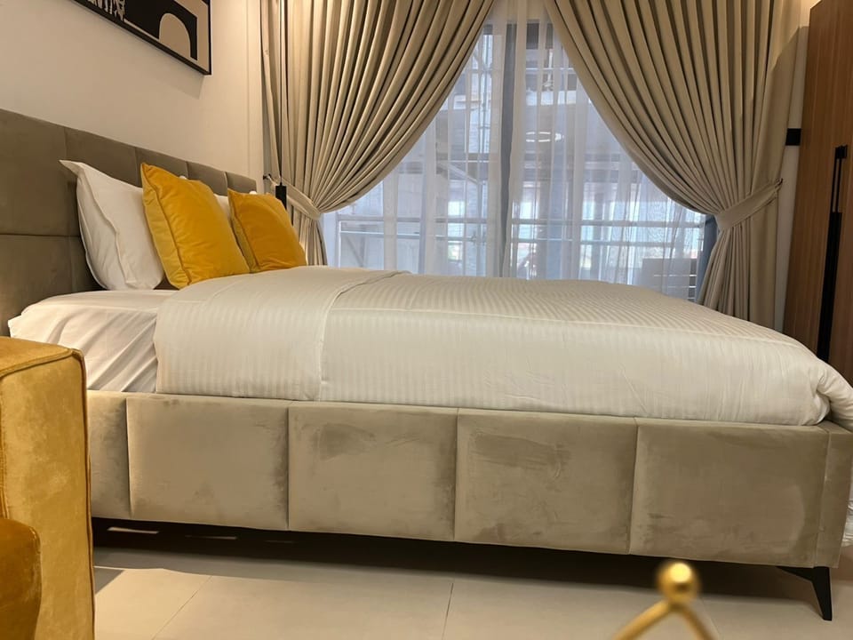 Studio Suite, Executive Level | Blackout drapes, soundproofing, iron/ironing board, WiFi (free)