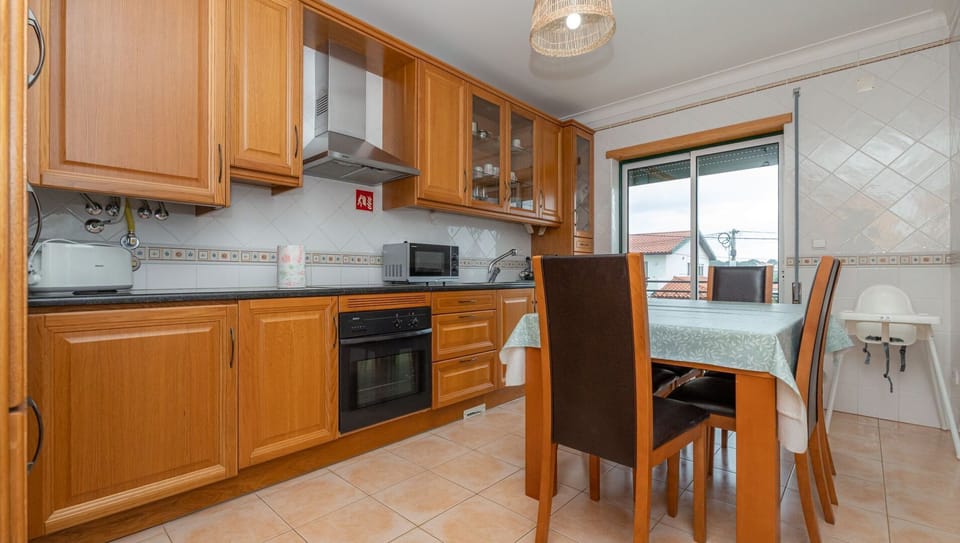 Cook up your favourite meals in a fully equipped kitchen with ample dining space. #FamilyFriendly #FullKitchen #HomeAwayFromHome