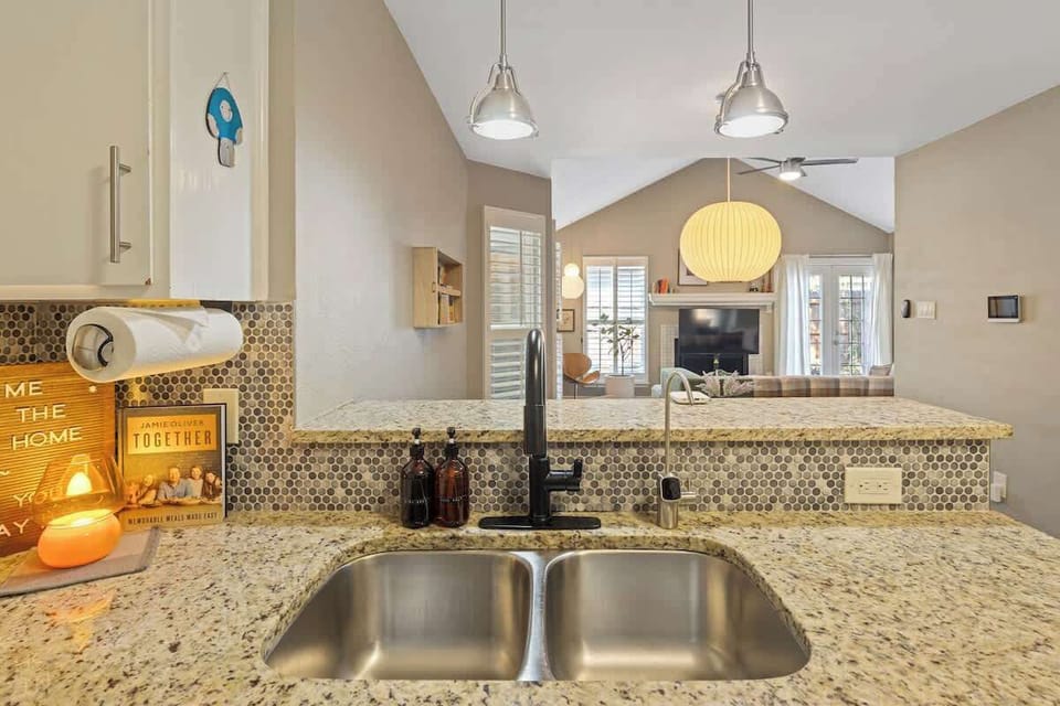 Kitchen sink features a reverse-osmosis water filter so you can enjoy fresh, clean water anytime.