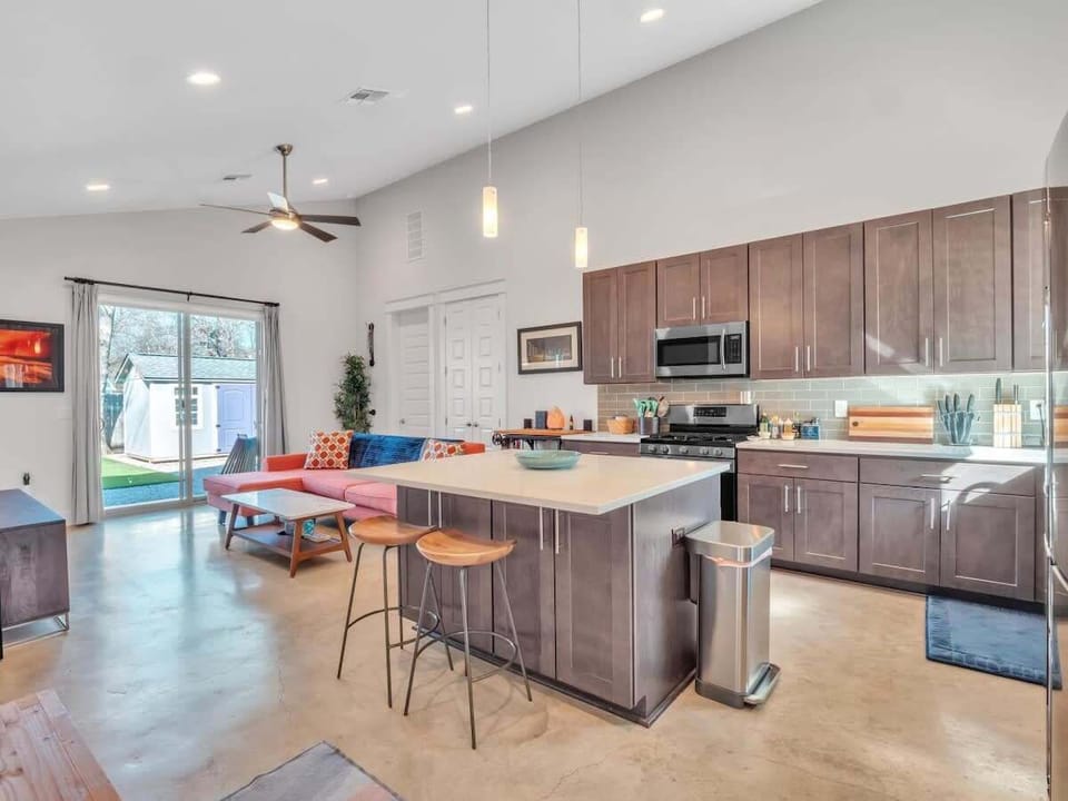 Living: Seamless Flow From Kitchen To Living